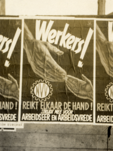 97786 Afbeelding van het affiche met de tekst 'Werkers!/ reikt elkaar de hand!/ strijdt mee voor/ arbeidseer en ...